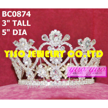 Desfile de moda coronas y tiaras completas